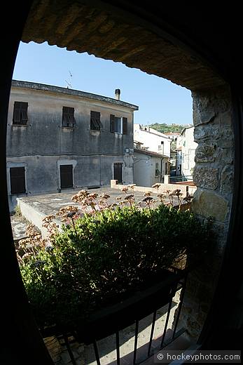 Lorenzo's House, Poggi